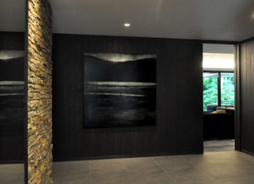 ダウンライトの下に飾るモダンなアート