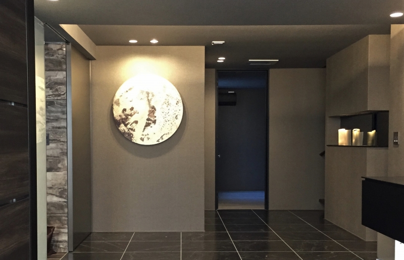 モダンな玄関に飾った田村正樹のアート